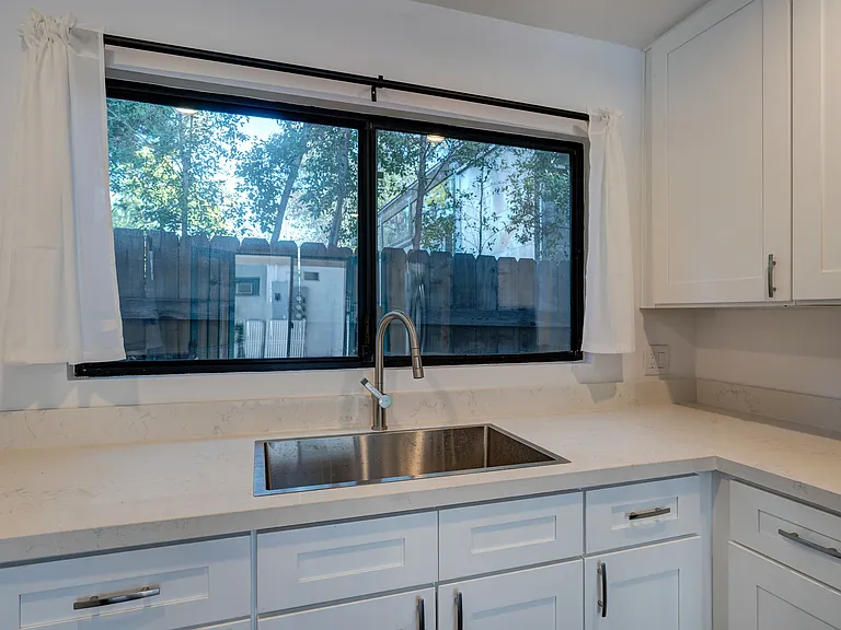 1476 N Wilson Ave — Photo 14