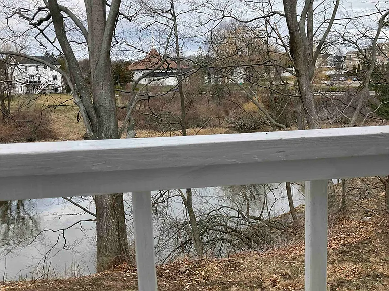 320 Leslie Dr — Photo 2