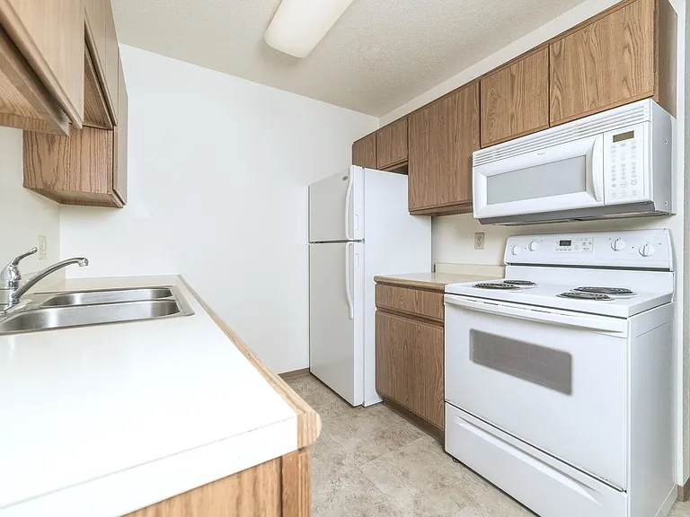 Golden Creek Apartments — Photo 20