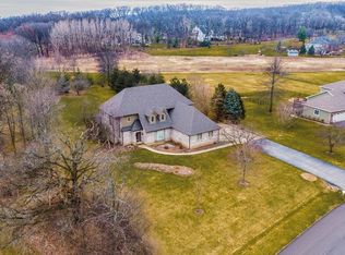 40W879 S Bridle Creek Dr, St Charles, IL 60175
