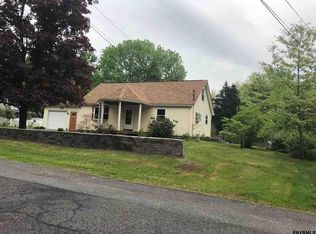 5 Newcastle Rd, Halfmoon, NY 12065