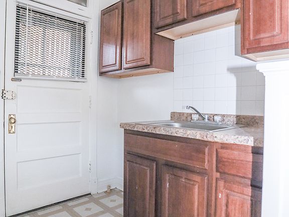 3rd image of 4043 W Melrose St APT 1S