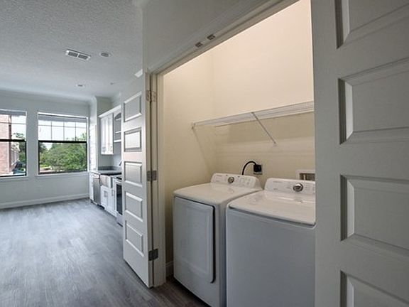 5th image of 109 S Boyd St #306