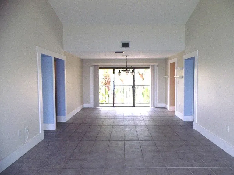 Dining room with 2nd balcony (facing west)