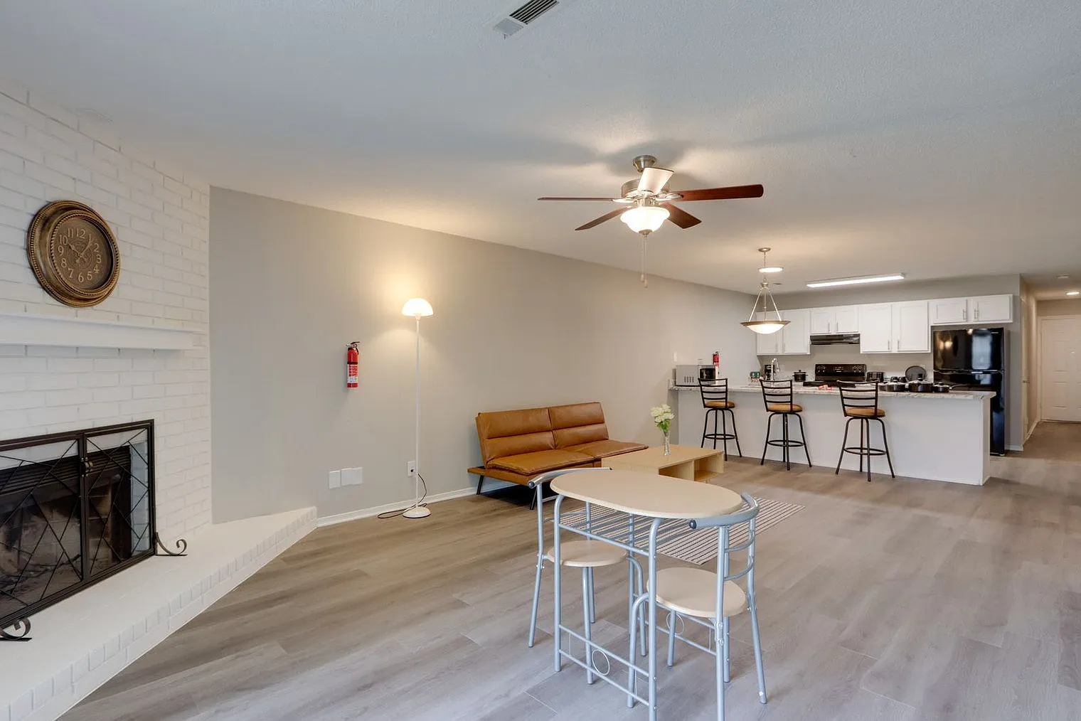 3 bed, 2.0 bath, 1291 sqft, $5,902 — Photo 3