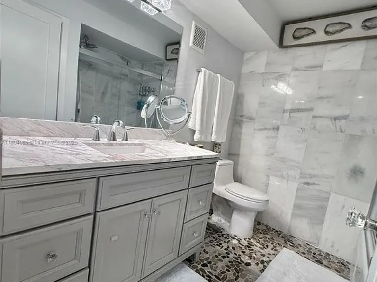230 Lakeview Dr #102 — Photo 3