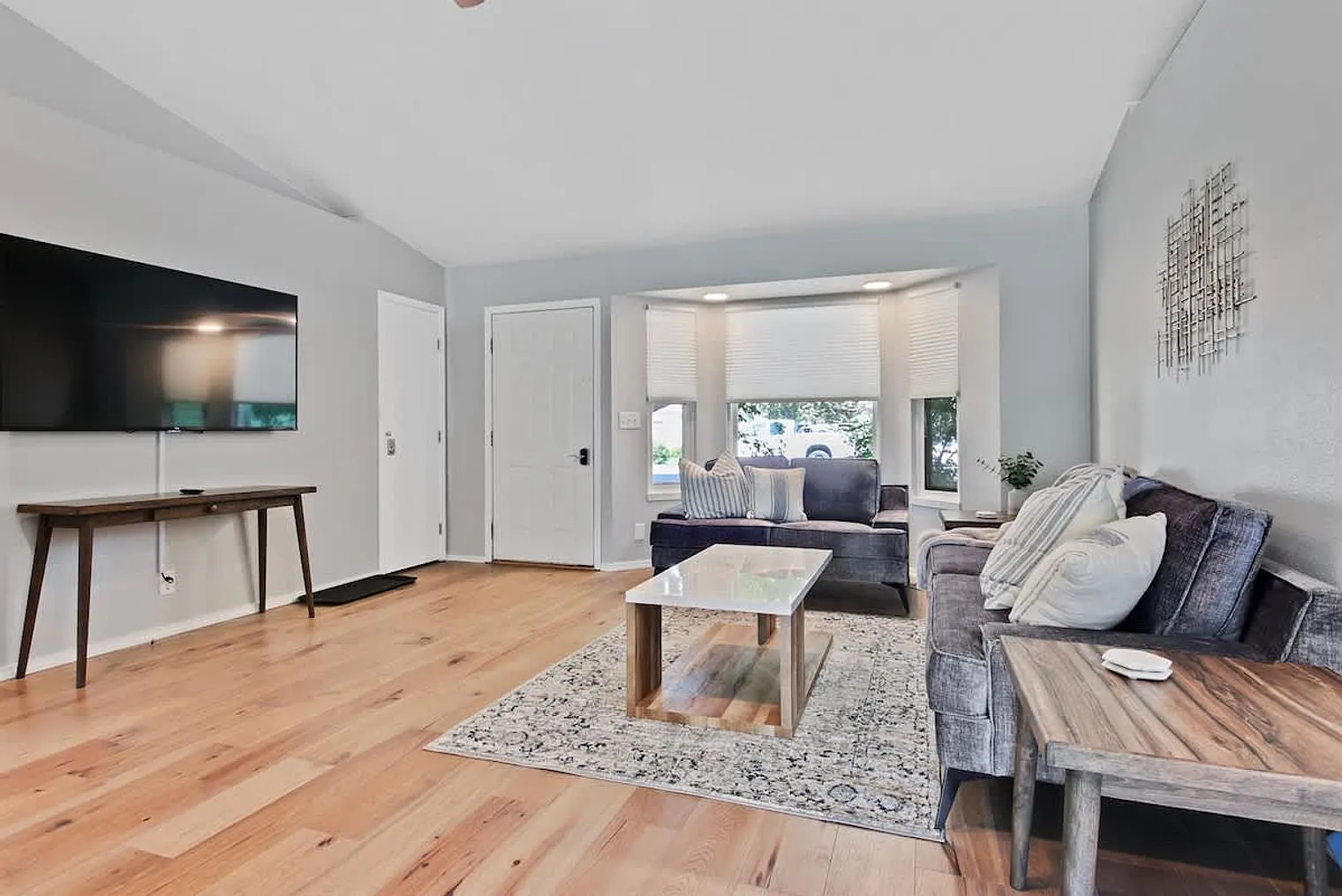 3 bed, 2.0 bath, 559 sqft, $5,144 — Photo 2