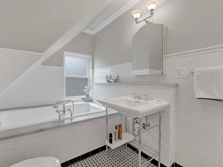 2109 N Clark St — Photo 18