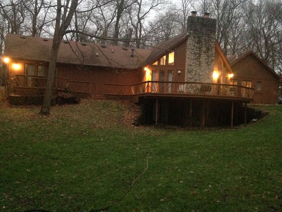 Back Patio - Hot tub on porc