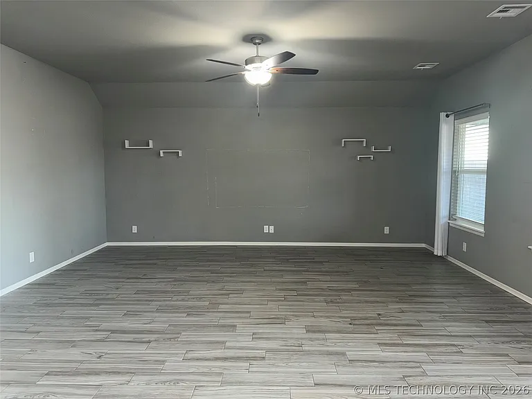 7413 S Hemlock Ave — Photo 36