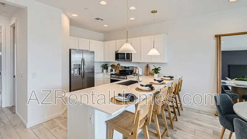 3 bed, 2.0 bath, 1312 sqft, $2,299 — Photo 2