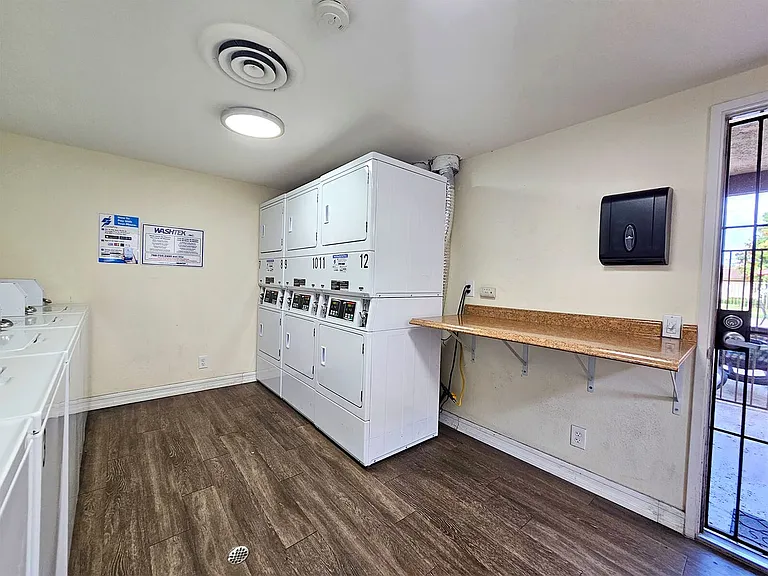 Crestwood Apartments — Photo 28