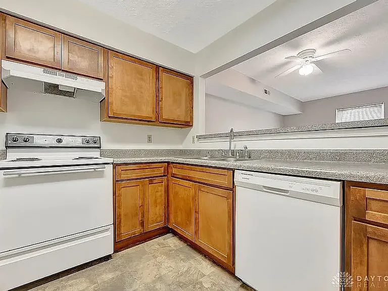 978 Irving Ave #16 — Photo 4