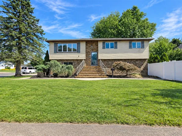 685 Carlls Path, Deer Park, NY 11729