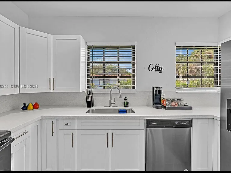 860 NW 17th Ct — Photo 7