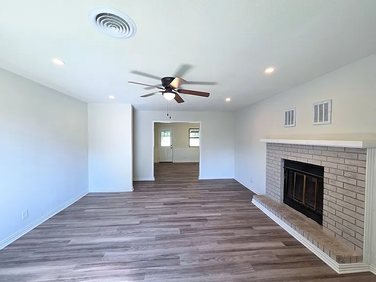 217 Ross Ave — Photo 15