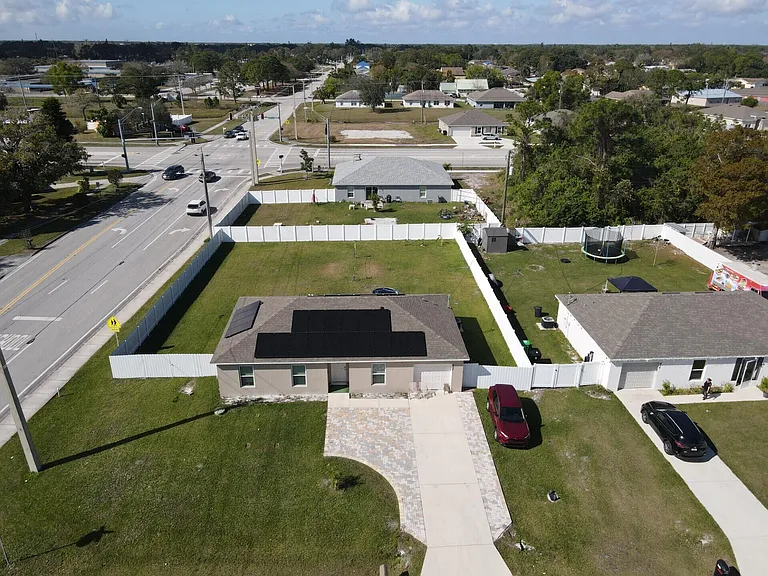 402 NE Mainsail St — Photo 3
