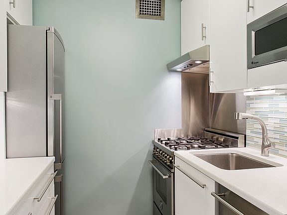 3rd image of 155 E 34th St APT 11N