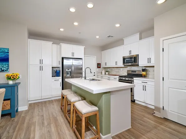 1196 Delpy View Point, Vista, CA 92084