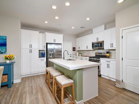 1196 Delpy View Point, Vista, CA 92084