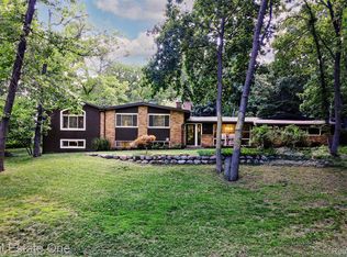 388 W Maryknoll Rd, Rochester Hills, MI 48309