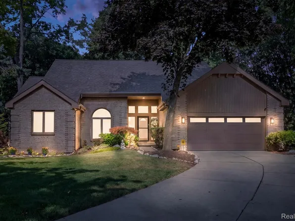 3206 Park Forest Dr, West Bloomfield, MI 48324