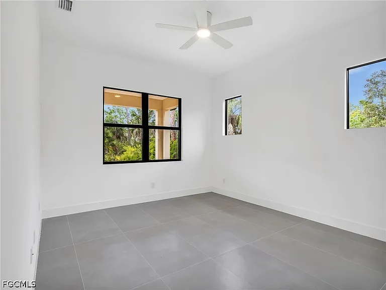 11153 Carnegie Ave — Photo 14