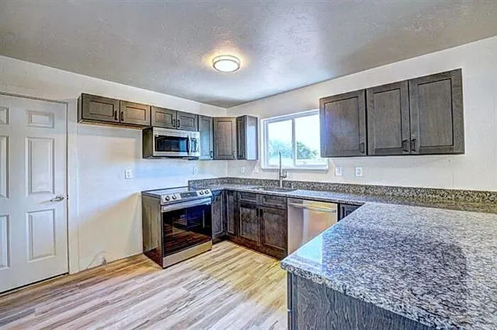 4 bed, 2.0 bath, 1441 sqft, $2,600 — Photo 3