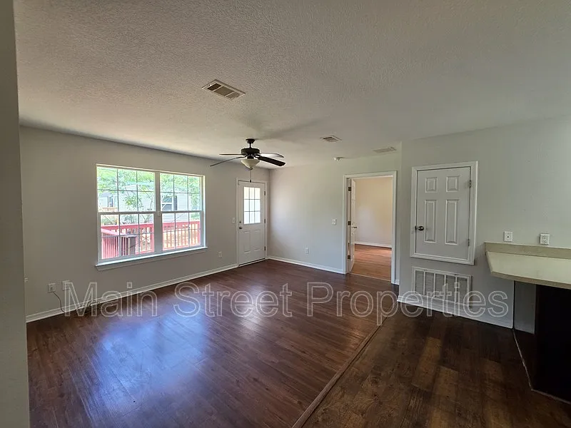 2 bed, 1.0 bath, 927 sqft, $1,475 — Photo 3