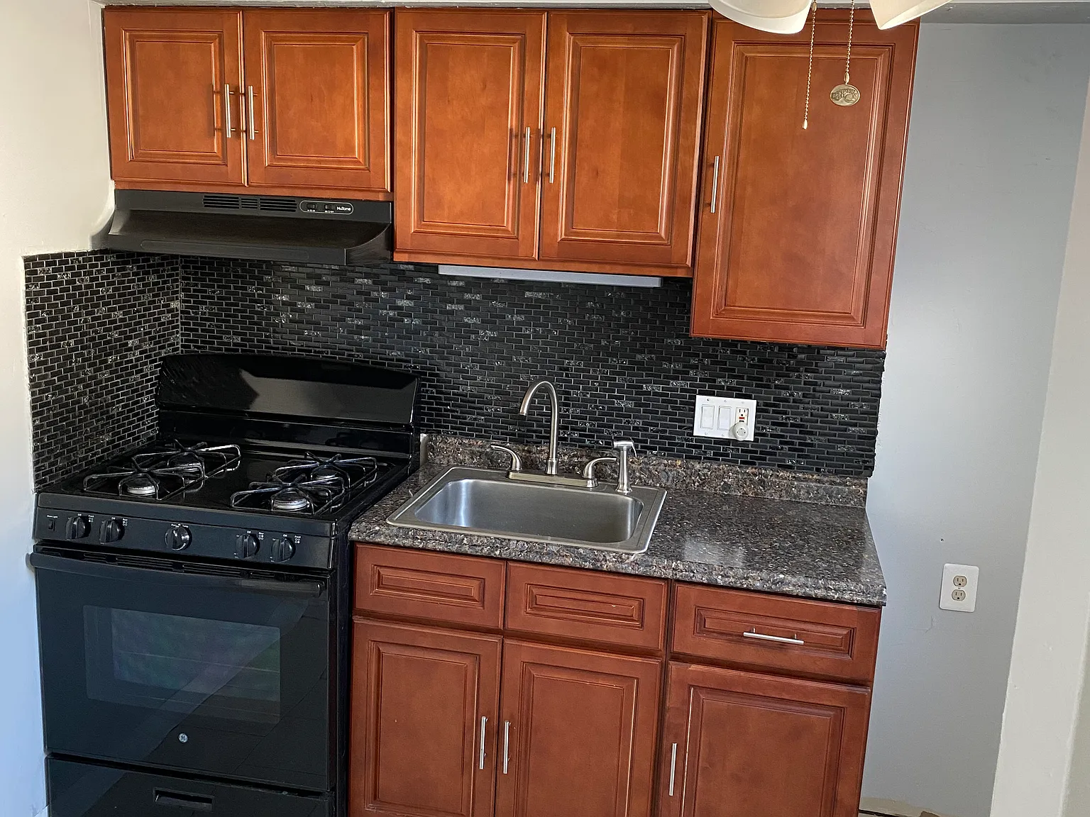3 bed, 1300 sqft, $2,300 — Photo 4