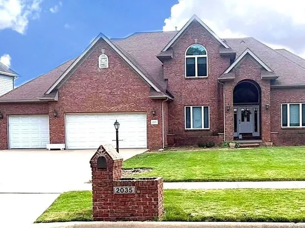 2035 El Camino Dr, Pekin, IL 61554