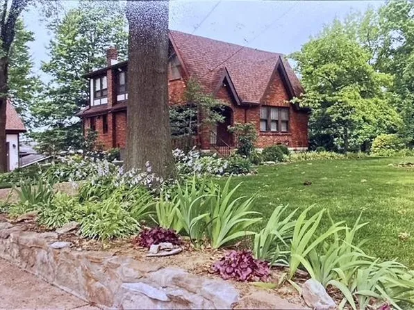 1327 Craig Rd, Saint Louis, MO 63146