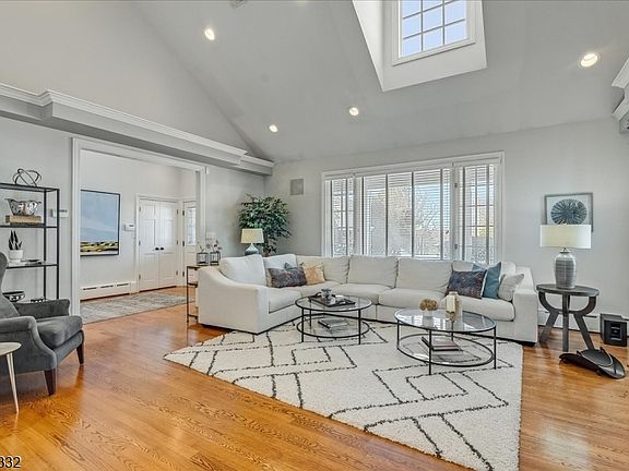 3rd image of 30 High Point Dr