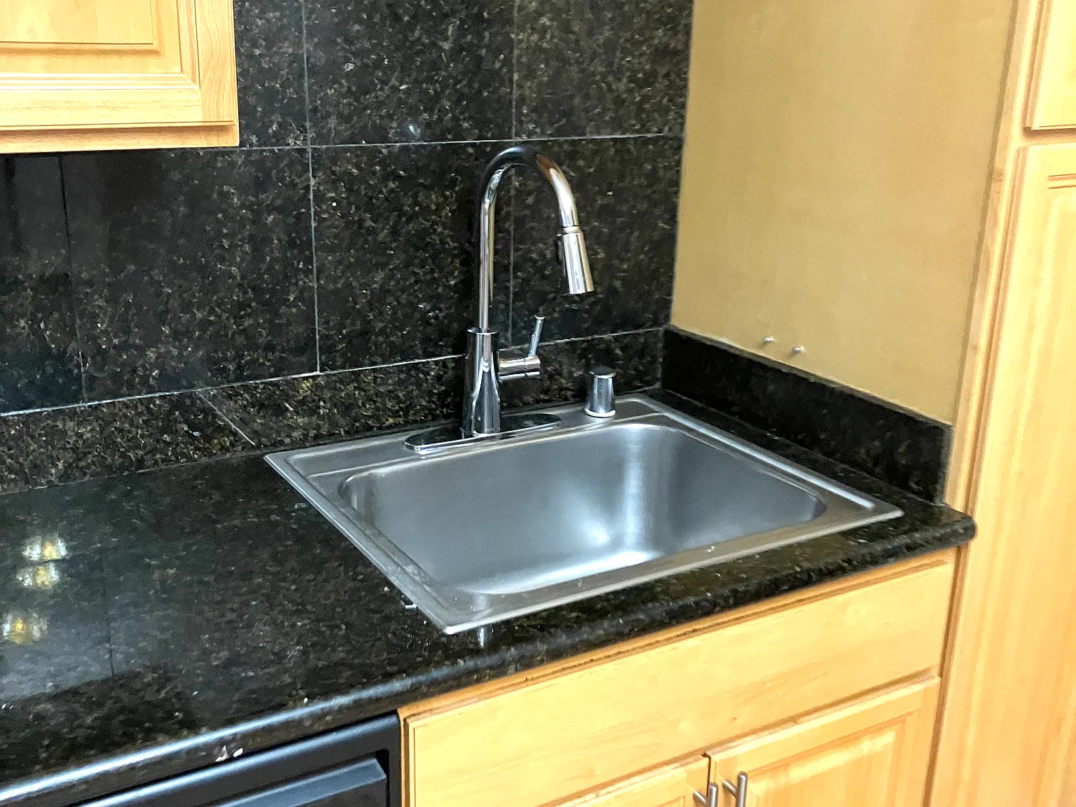 3 bed, 1100 sqft, $3,940 — Photo 4