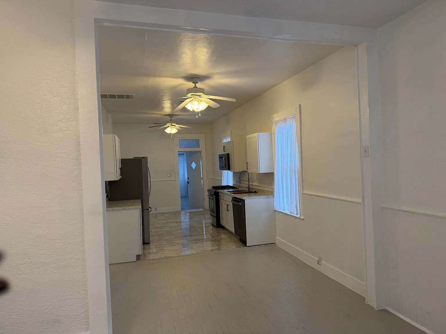 3 bed, 940 sqft, $1,925 — Photo 2