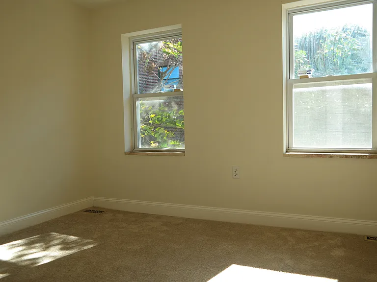 1145 W Hamburg St — Photo 13