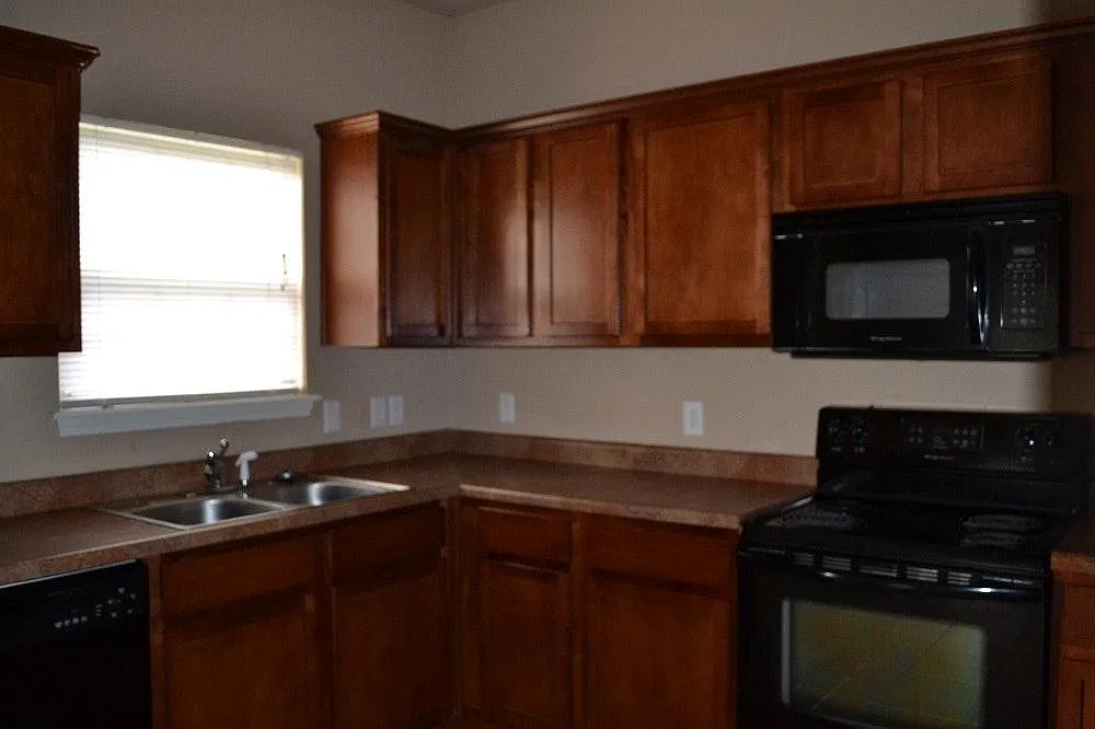 3 bed, 2.5 bath, 1700 sqft, $1,550 — Photo 4