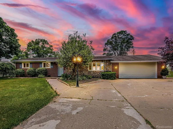 1340 Foreland Dr, Oxford, MI 48371