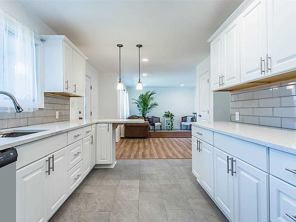 3rd image of 190 Louise Dr