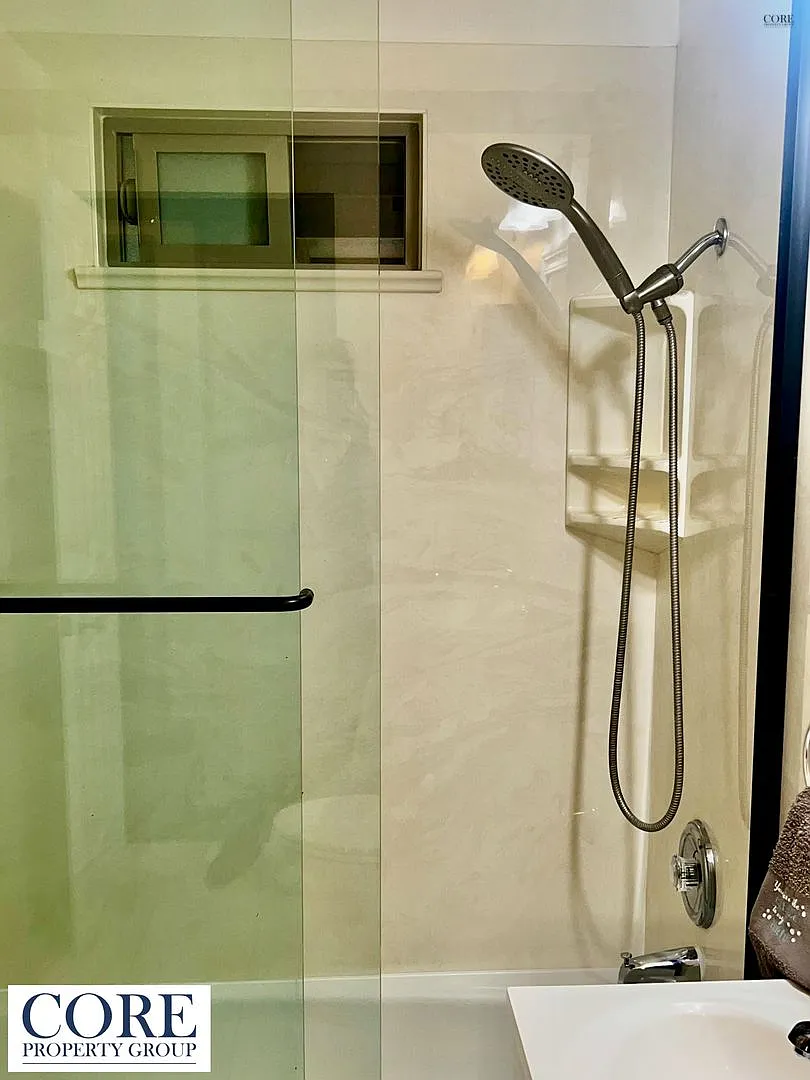 Hidden Gem with Views! 2 bedroom, 1 bathroom — Photo 3