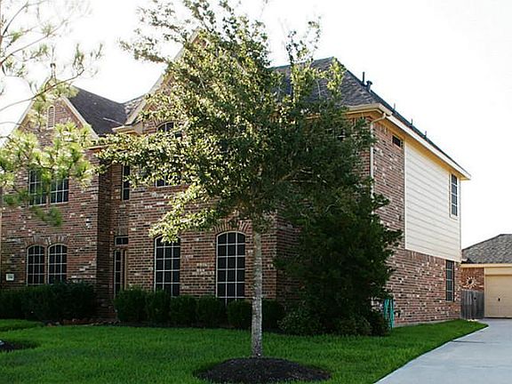 Very Nice home with Lake View in the back