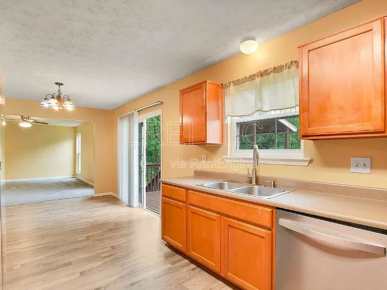 5703 Georgia Ln — Photo 5