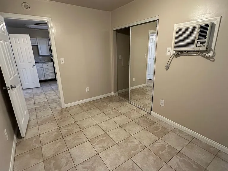 8832-8848 La Salle St — Photo 11