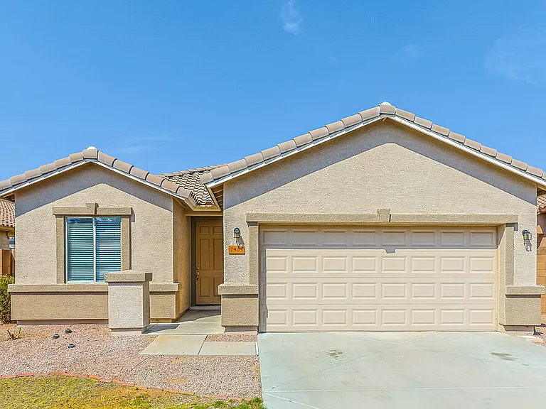 7905 S 73rd Ln — Photo 1