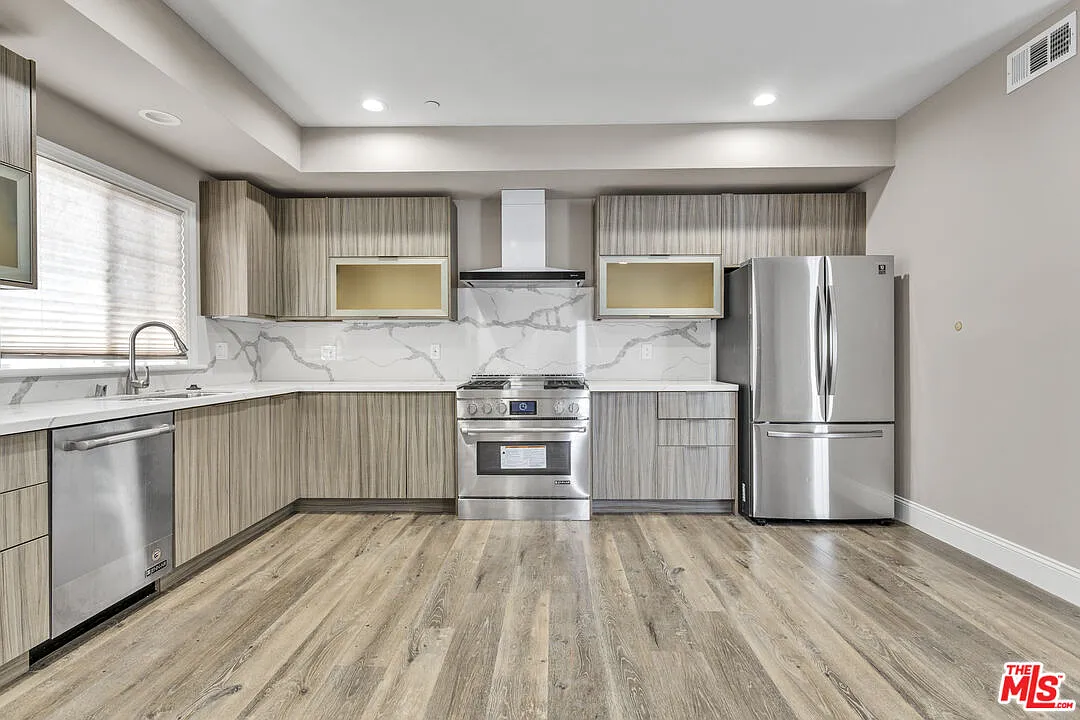 3 bed, 3.0 bath, 1565 sqft, $4,200 — Photo 4