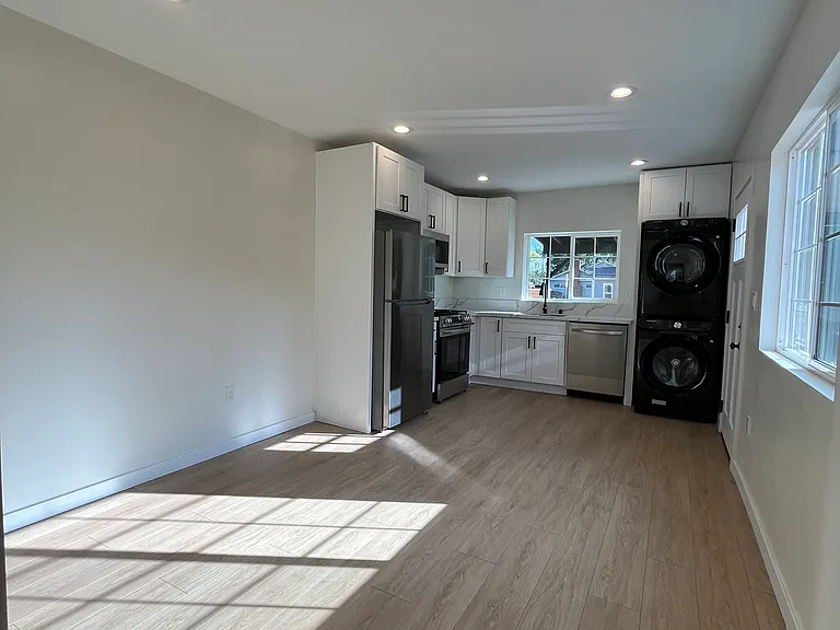 7543 Loma Verde Ave — Photo 3