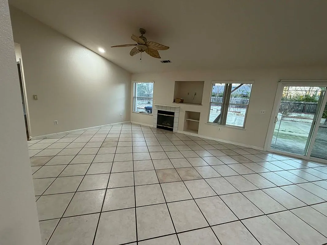 3 bed, 2.0 bath, 1629 sqft, $2,200 — Photo 4
