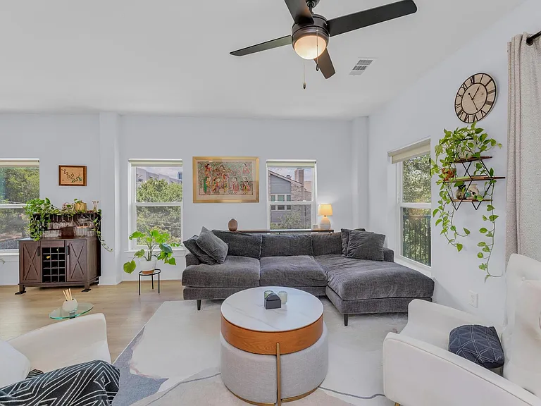 2500 Longview St #323 — Photo 5