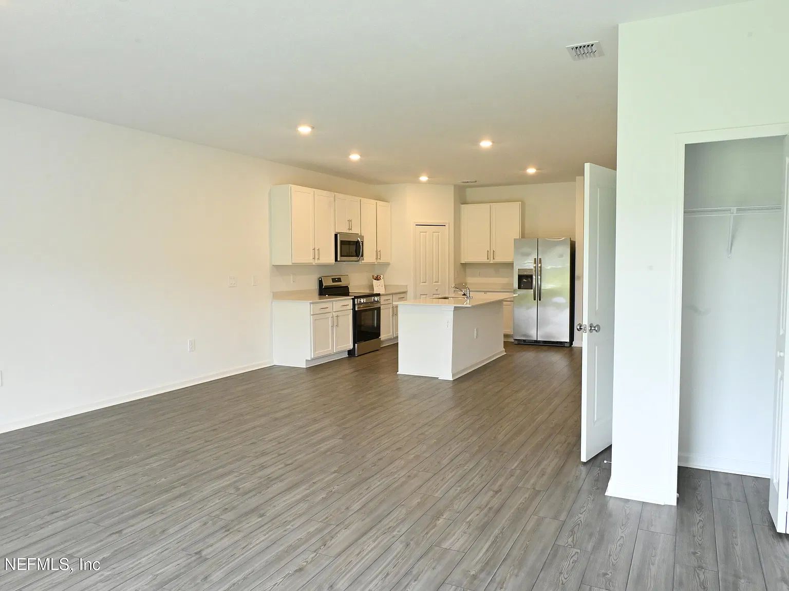 3 bed, 2.5 bath, 1765 sqft, $1,775 — Photo 4