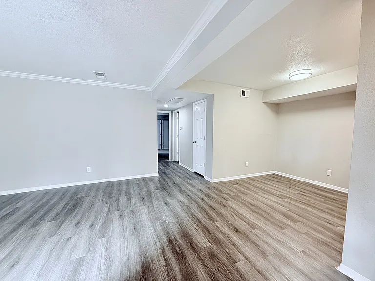 B1 - 2BD, 1BA - 894SF - Entry